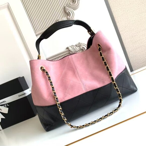 Classic CHANEL Bag: A Stylish and Versatile Choice for Elegance - Picture 3 of 5